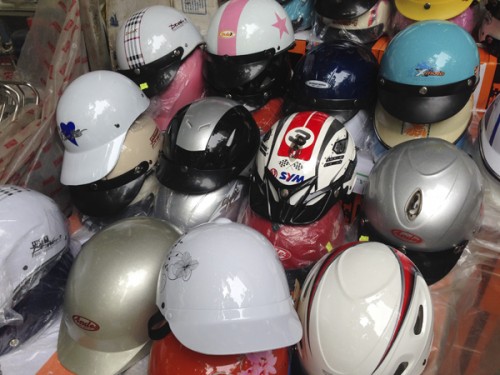 Mũ bảo hiểm kém chất lượng được bày bán tràn lan trên các đường phố.