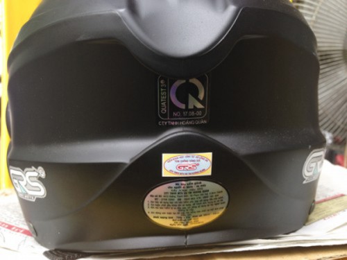 Mũ bảo hiểm đạt chất lượng thường được dán đầy đủ thông tin nhà sản xuất, loại mũ, và tem hợp quy CR.